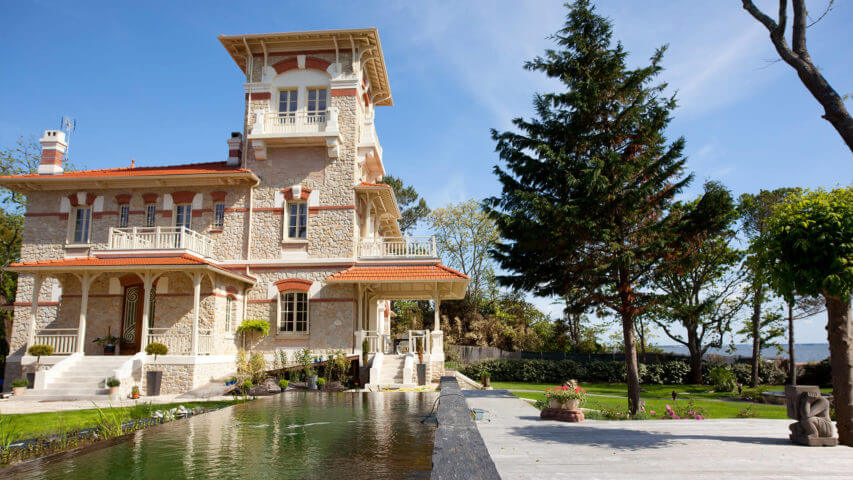 Bordeaux Beach Villa garden and swimming pool