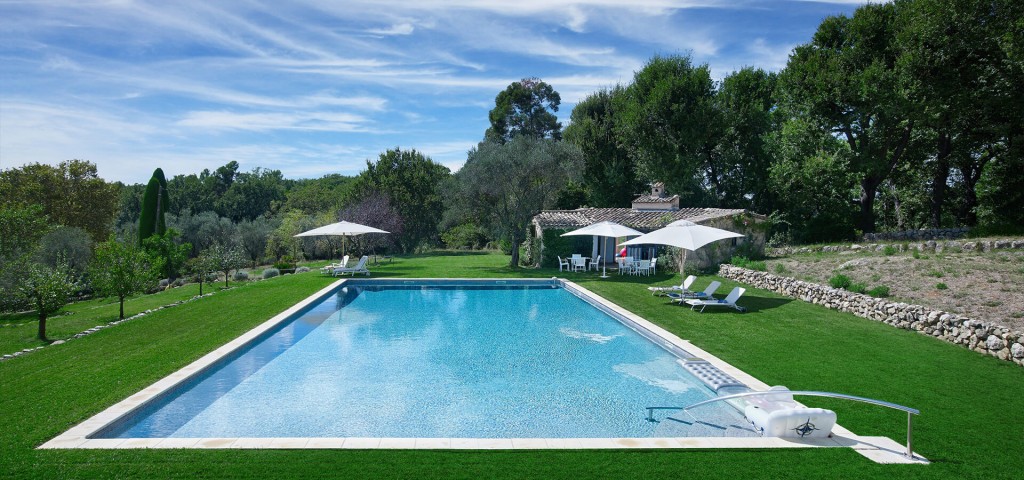 Large Domain Valbonne green lawn and swimming pool