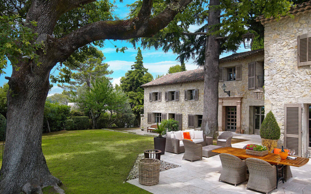 LUXURY VILLA IN MOUGINS CLOSE TO THE INTERNATIONAL SCHOOL