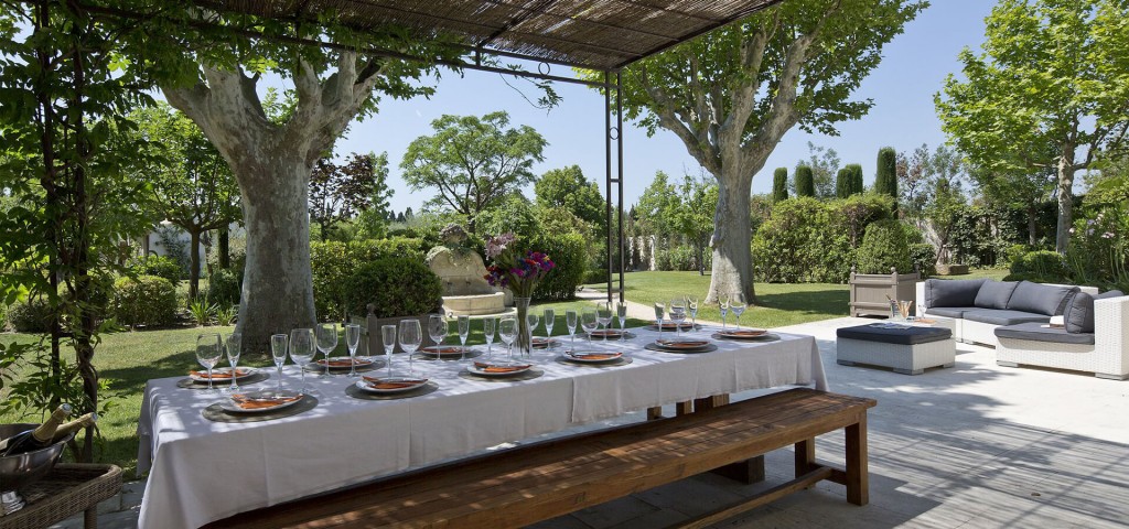 Saint Remy de Provence dining area in the garden