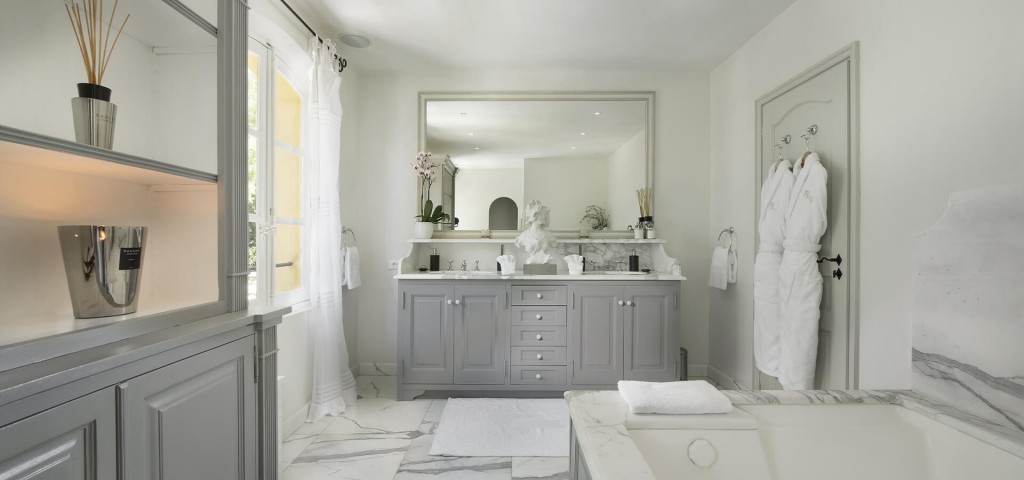 Saint Tropez Villa with white marble renaissance style bathroom