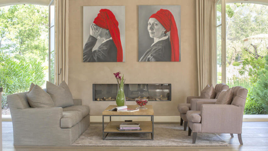 Villa Fayence living room with fireplace and painting with red