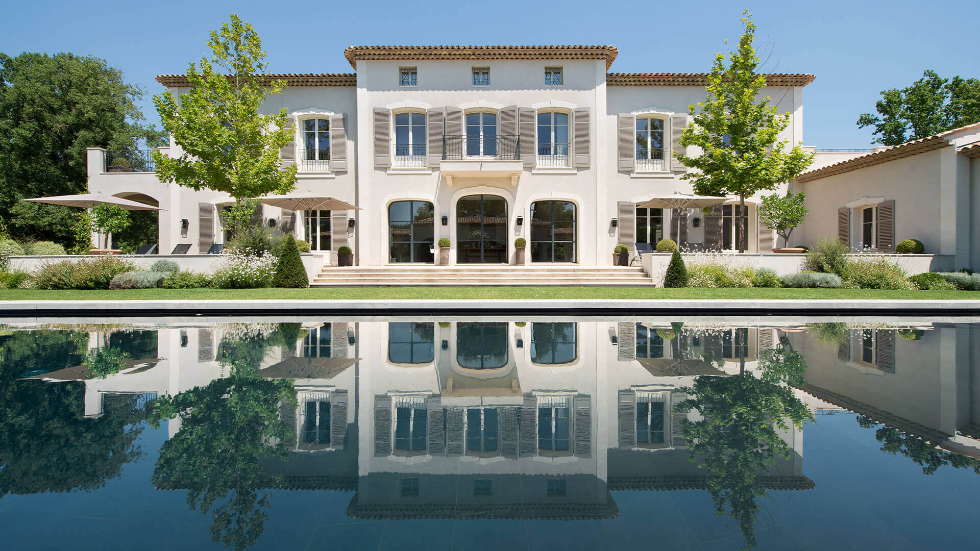 Villa Fayence garden with swimming pool and patio