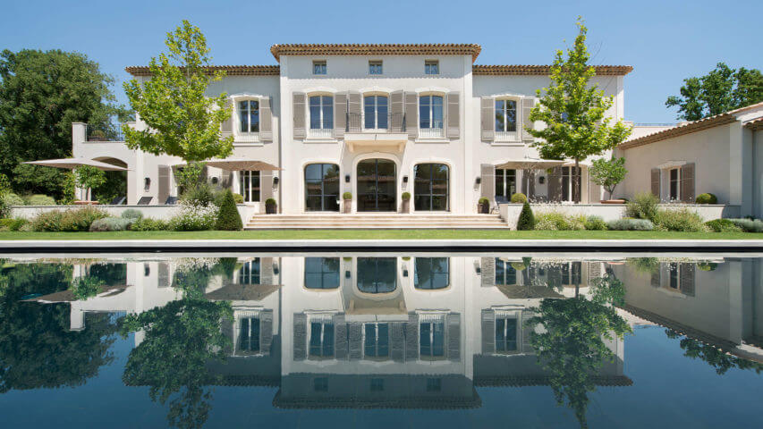 Villa Fayence frontlawn with patio and swimming pool