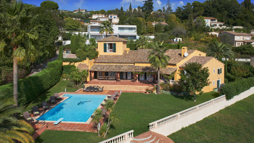 Yellow Villa Savoy garden and swimming pool